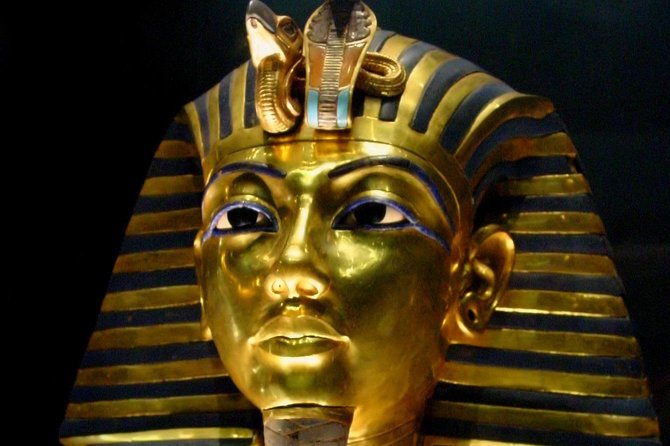 Full-Day Giza Pyramids, Egyptian Museum and bazaar Private Tour - Two hours among the Giza Pyramids
