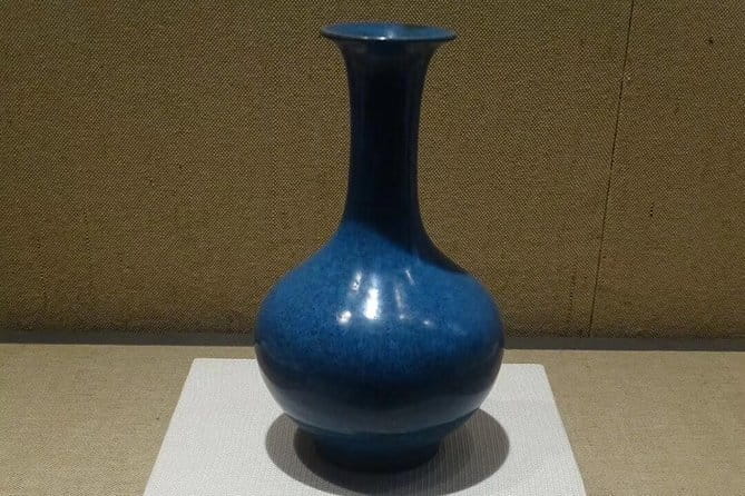 Full-Day Private Tour Panjiayuan Antique Market and Beijing Capital Museum - Shopping for tea ware and traditional art at Panjiayuan