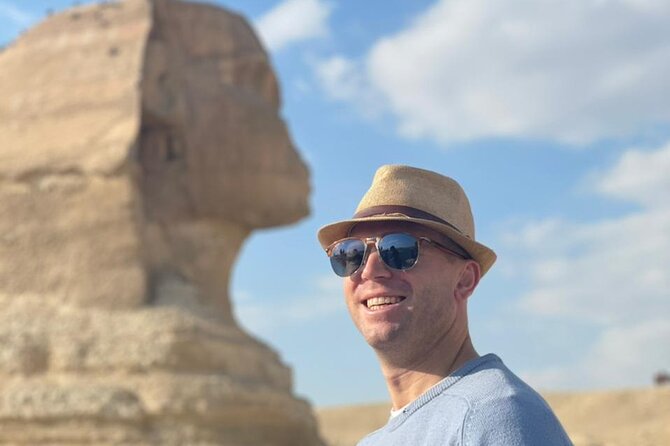 Full - Day Tour to Giza Pyramids , Cairo Museum & Bazaar Includes Lunch - A local lunch between major sights