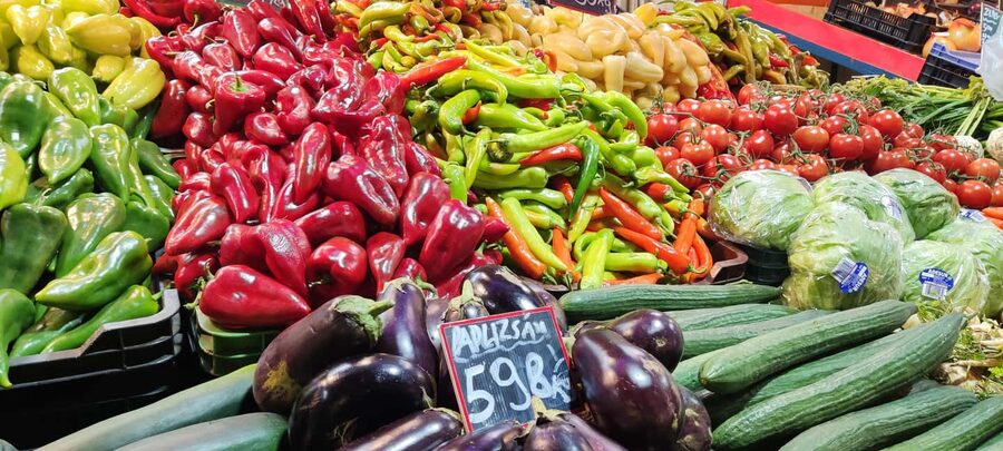 German tour: Central Market Hall of Budapest with tastings - A German-language guide makes the difference