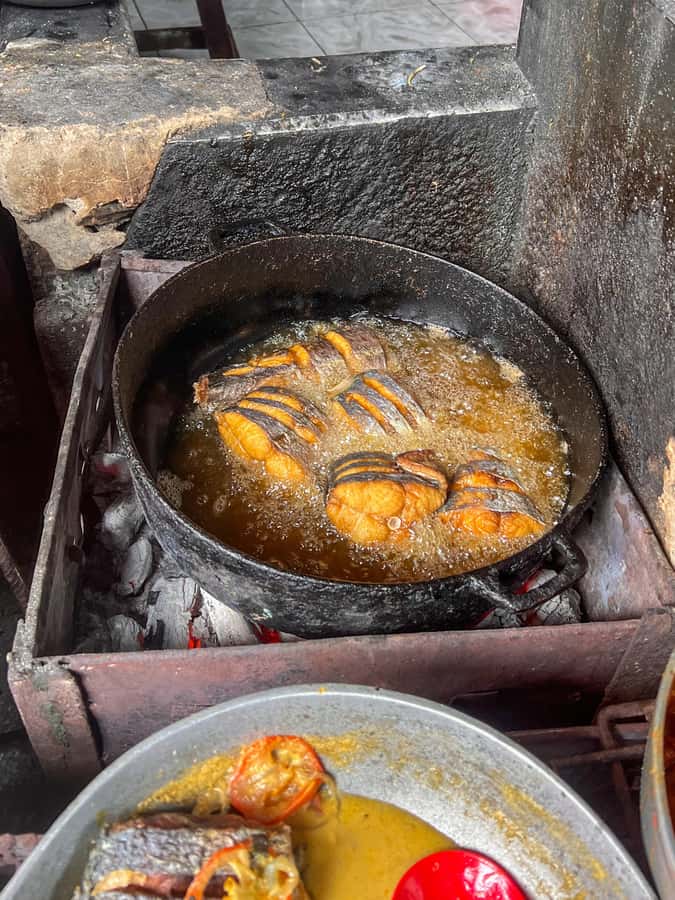 Get to know the real Cartagena: Bazurto Market gastronomic & cultural tour - What the guides add to the experience