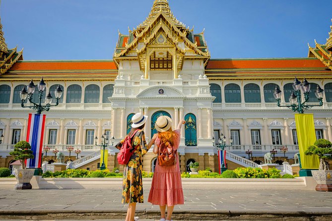 Grand Palace, Damnoen Floating Market & Maeklong Railway Market Tour – Full Day - Damnoen Saduak by boat