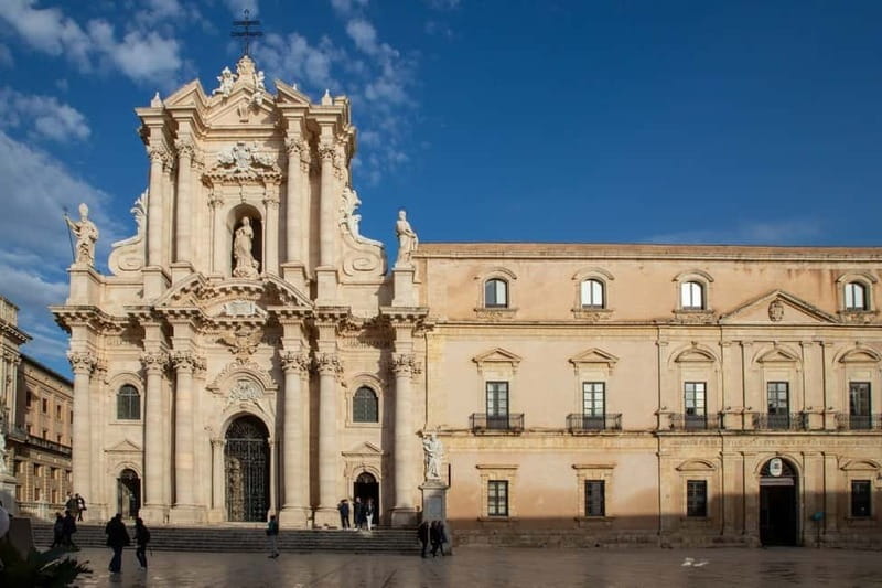 Guided tour of Ortigia with Fish Street Food at the market - How the guide affects the experience