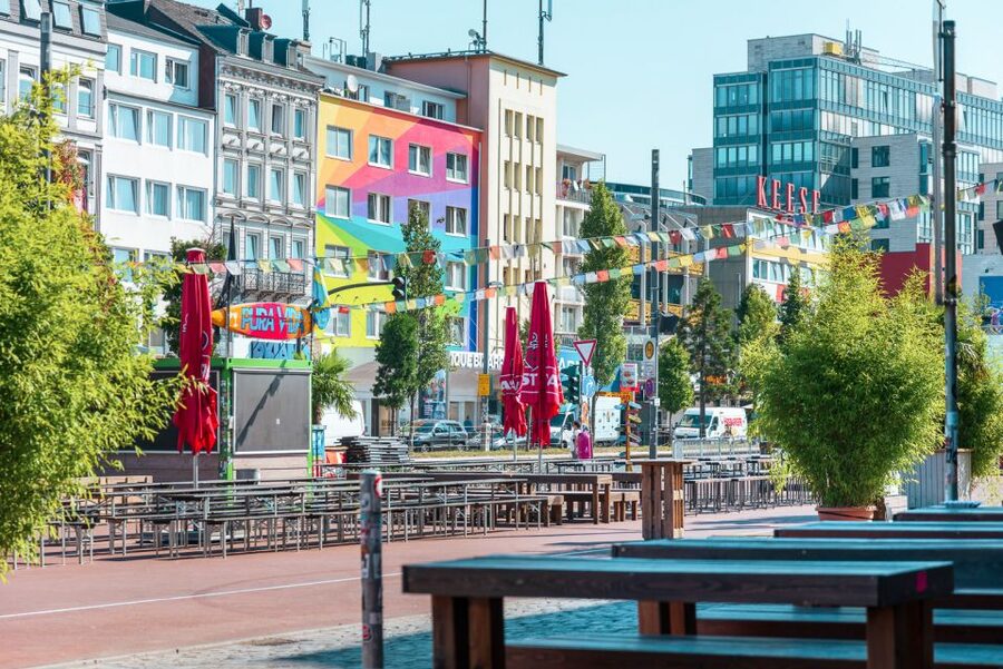 Hamburg: Reeperbahn, Port, & Fish Market Morning Tour - Guides, group choice, and the human factor