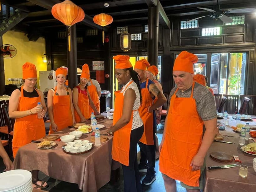 Hoi An: Cooking Class with Exploring Hoi An Market - Choosing ingredients with local merchants