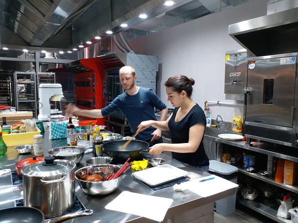 Hong Kong Market Walking Tour & Chinese Cooking Class - Cooking three Chinese courses in a professional studio