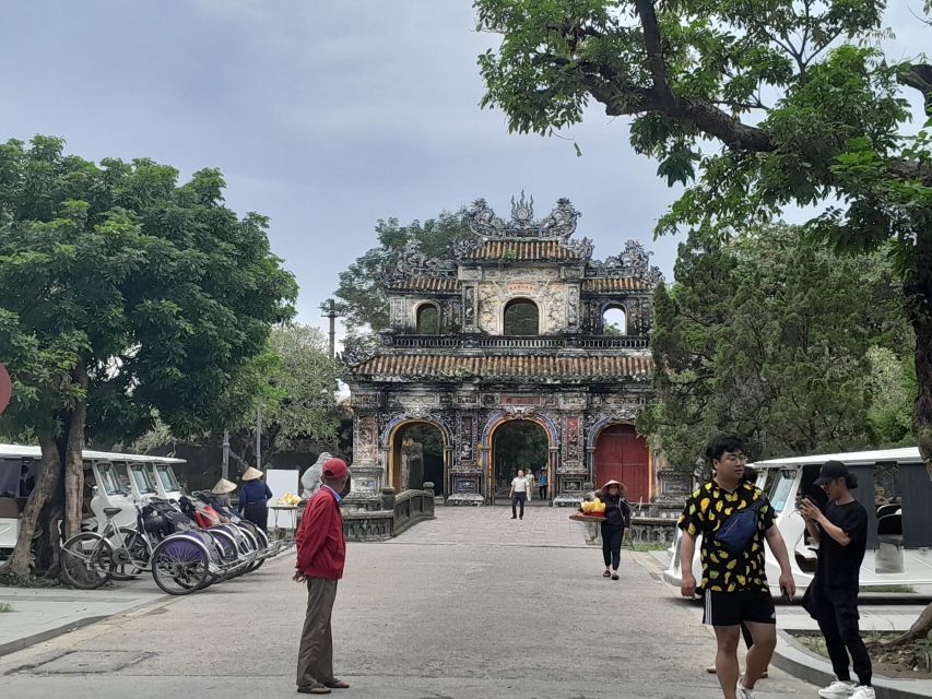 Hue:Deluxe Walking tour to Imperial City and Dong Ba Market - Who Should Book This Experience?