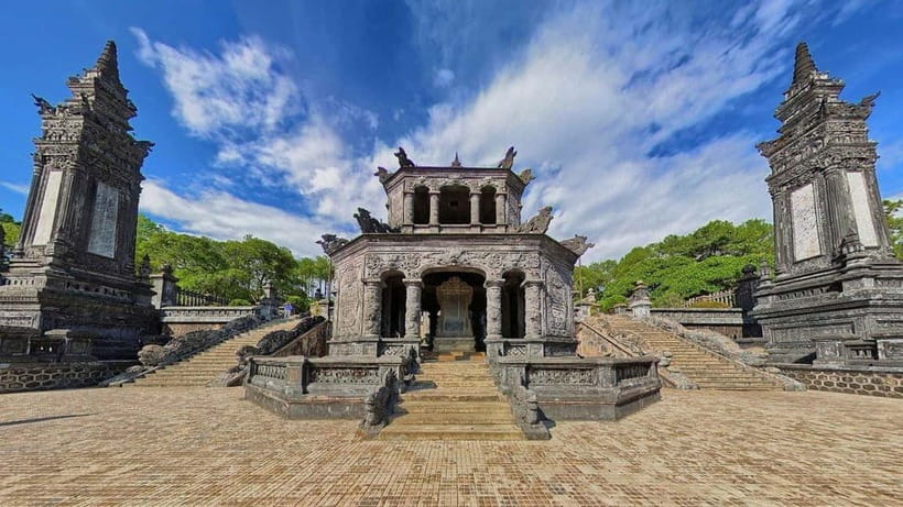 Hue: Dragon Boat Cruise, Imperial Citadel, & Market Day Trip - Walking through Hue’s Imperial Citadel
