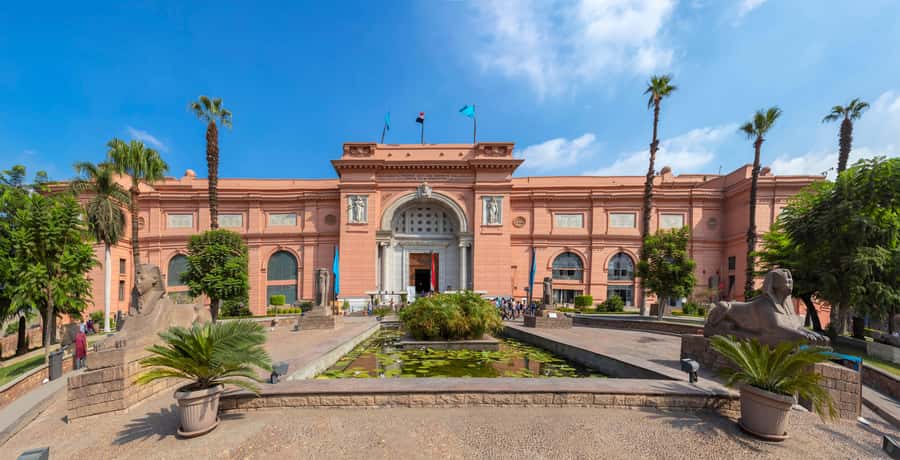 Hurghada: Cairo Pyramids, Sphinx, Museum & Bazaar Day Tour - The Great Pyramid at Giza
