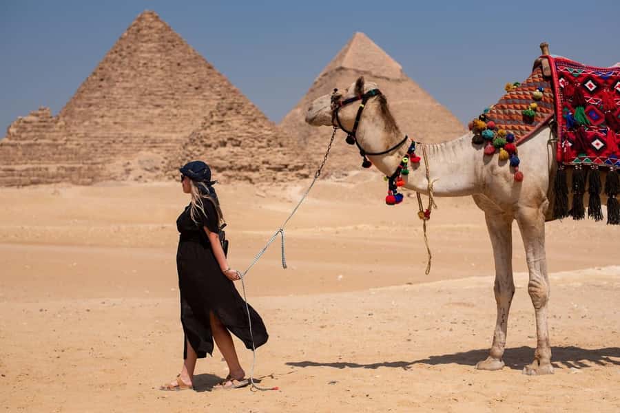 Hurghada: Cairo Pyramids, Sphinx, Museum & Bazaar Day Tour - Lunch before the museum
