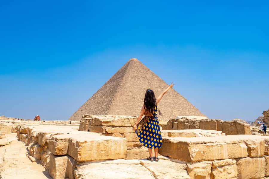 Hurghada: Cairo Pyramids, Sphinx, Museum & Bazaar Day Tour - The overnight departure and mountain road