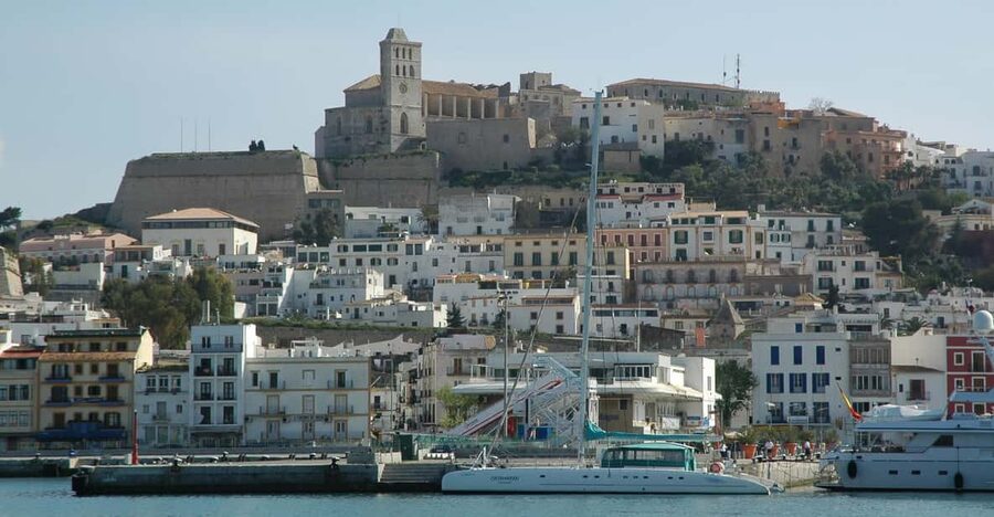 Ibiza: Full-Day Excursion and Visit to a Hippy Market - Es Vedrà, Ibiza’s dramatic photo stop