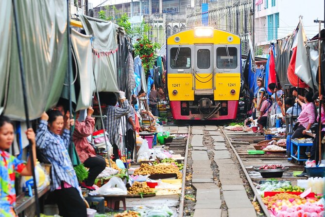 Iconic Markets: Damnoen & Train Market Explore - The guide and group experience