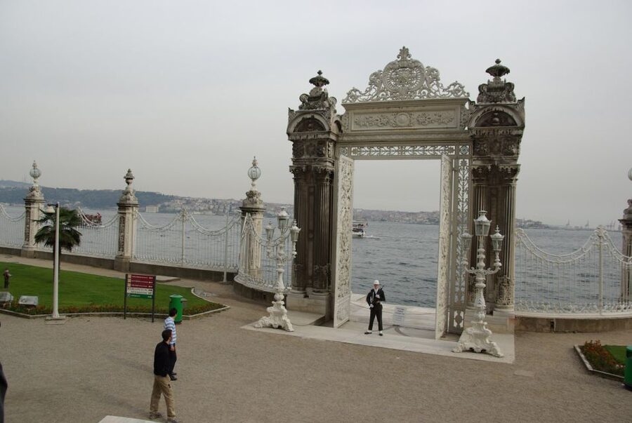 Istanbul: Dolmabahce Palace and Grand Bazaar Tour - Languages, guides, and the personal touch