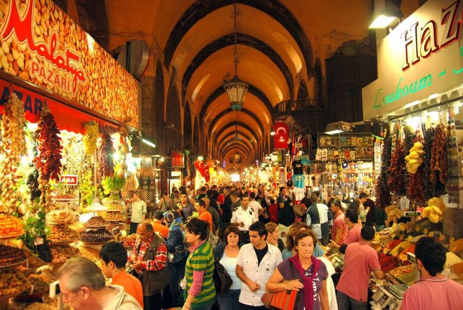 Istanbul: Morning Bosphorus Boat Tour with Spice Bazaar - A morning that links market smells with open water