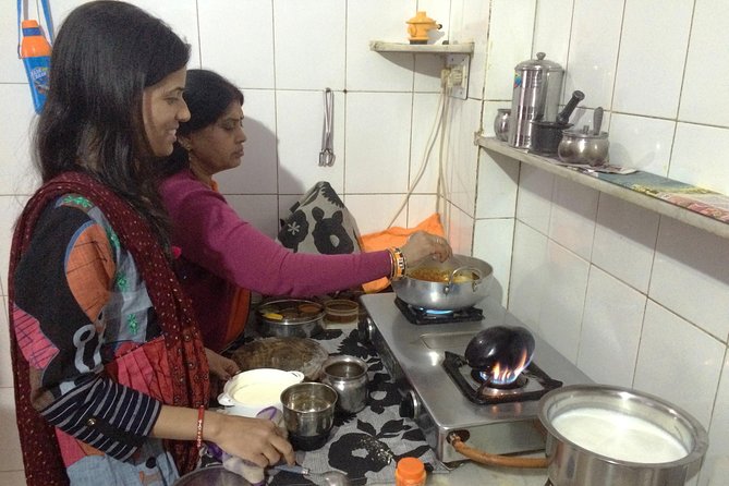 Jaipur Market Tour & Vegetarian Rajasthani Home Cooking Class - Meeting at Crystal Mall and entering Jaipur’s food scene