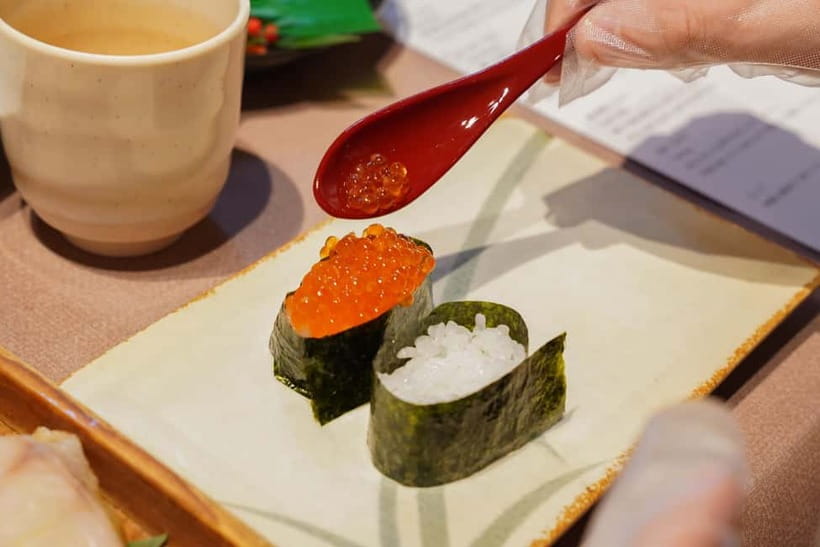 Kanazawa: Sushi Making Experience at Oumicho Market - Making two gunkan-maki and one roll