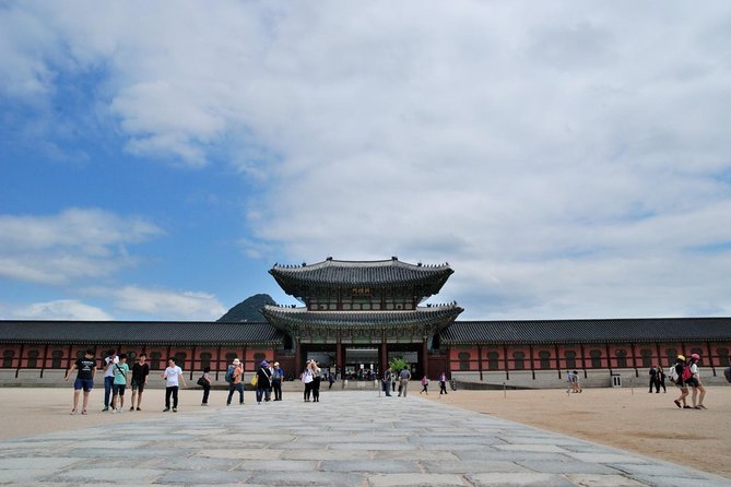 Korean Palace and Market Tour in Seoul Including Insadong and Gyeongbokgung Palace - The ginseng center is the day’s clear compromise