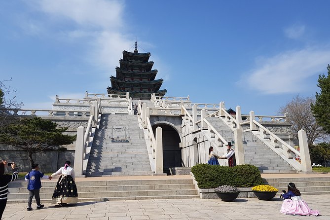 Korean Palace and Market Tour in Seoul Including Insadong and Gyeongbokgung Palace - Changdeokgung shows a more graceful side of the dynasty