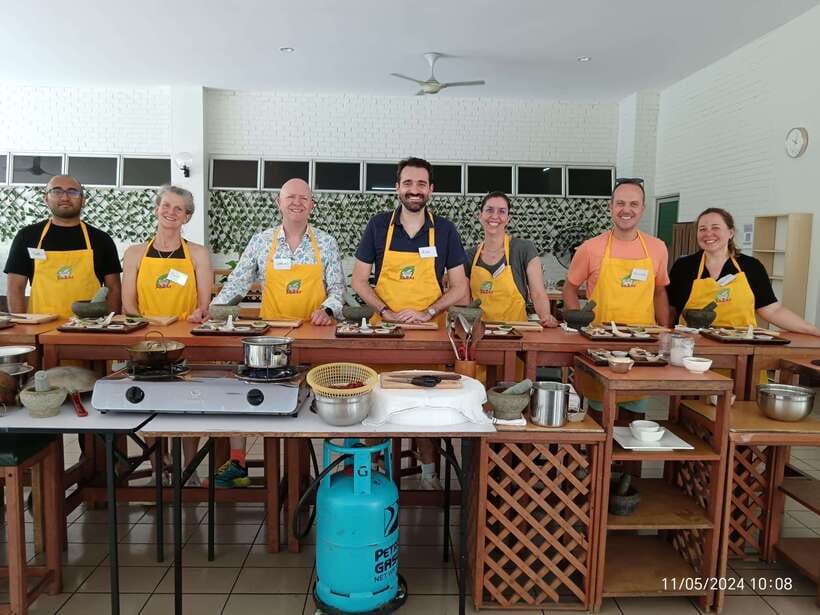 Kuala Lumpur: Malaysian Cooking Class with Market Tour - Menus that change with the day