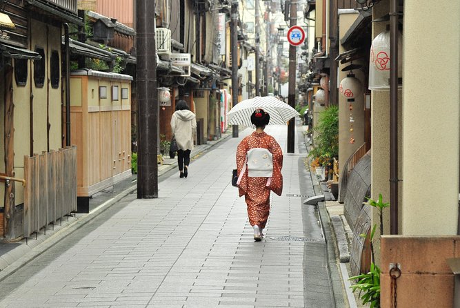 Kyoto Nishiki Market Food and Culture Walking Tour - How much food should you expect?