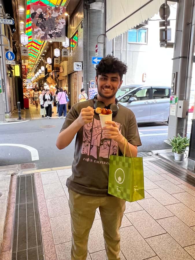 Kyoto: Nishiki Market Food Tour with Local Guide - Entering the five-block market