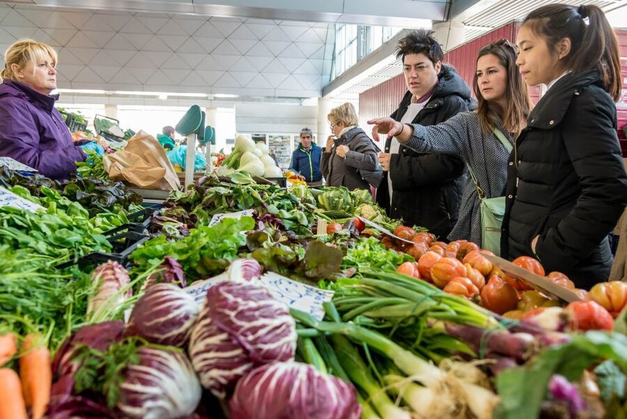 La Spezia: Market Visit and Seafood Cooking Class with Lunch - Timing, meeting point, and group size