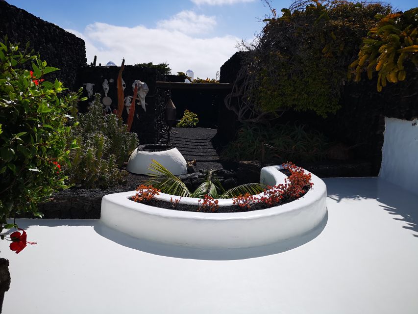 Lanzarote: César Manrique Foundation and Teguise Market - Transport and pickup require close attention