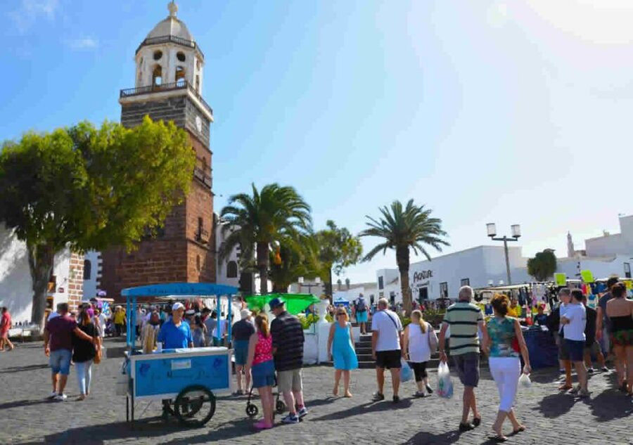 Lanzarote: Teguise Handicraft Market and La Graciosa Island - Key points at a glance