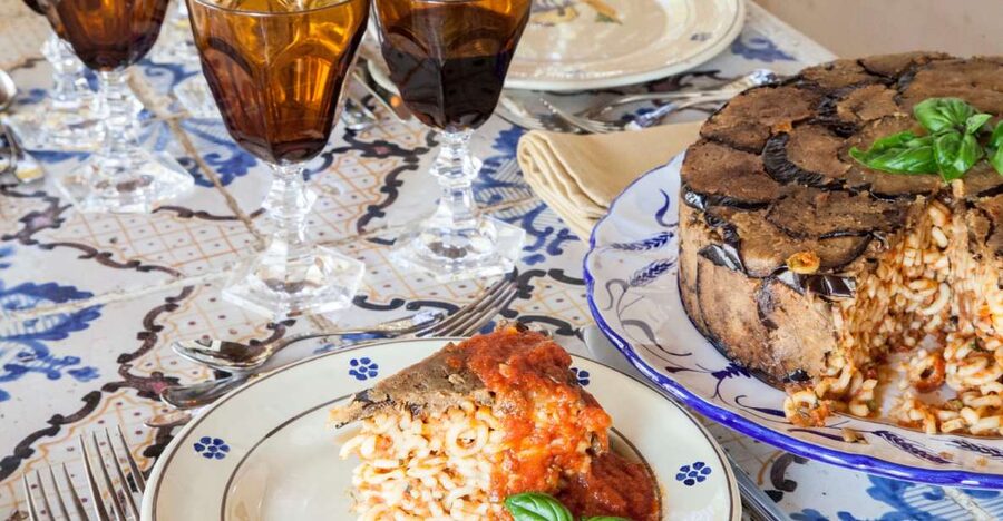 Lecce: Market & Lunch/Dinner at a Local's Home - Sitting down to four courses and regional wine