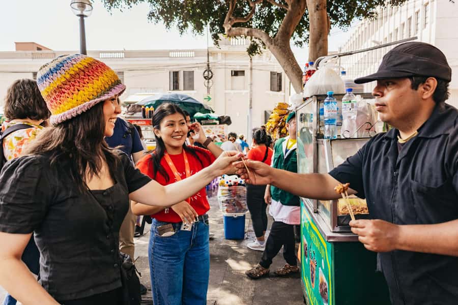 Lima: Historic Center Street Food, Market, and Eateries Tour - The guides make the difference