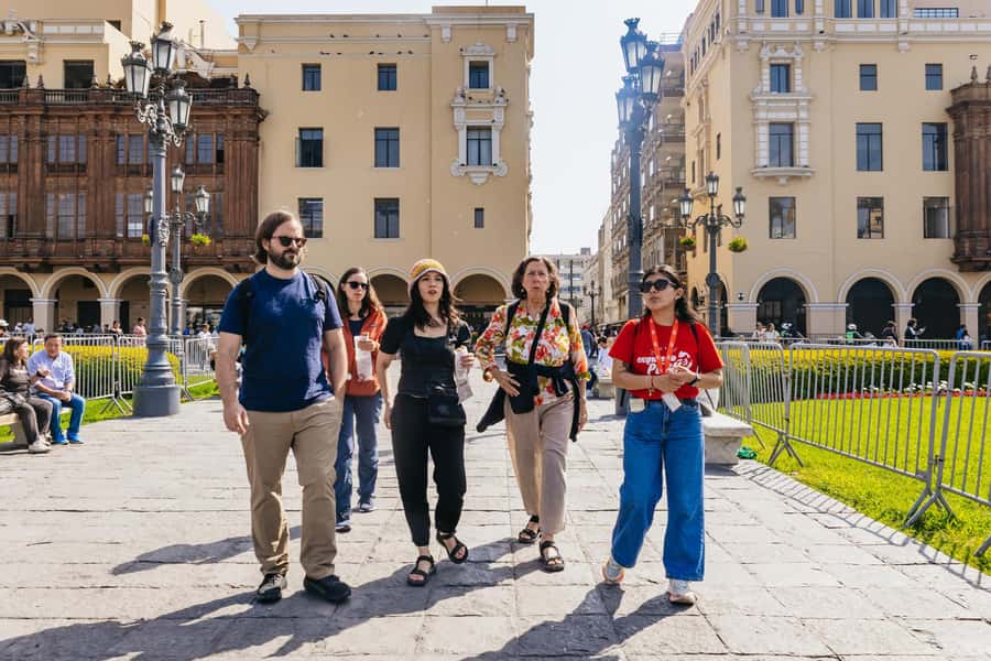 Lima: Historic Center Street Food, Market, and Eateries Tour - Local restaurants and comida al paso
