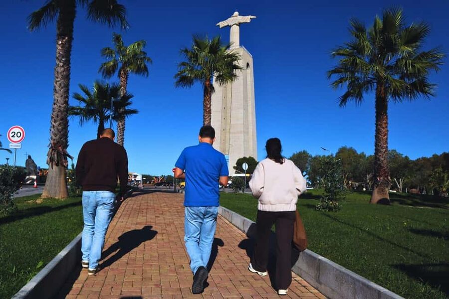 Lisbon: Setúbal Market and Wine tour with Cooking class - The 25 de Abril Bridge gives you a quick Lisbon send-off