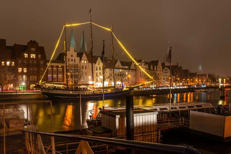 Lübeck: Christmas Market and Historical City Tour - St. Petri and the craftsman market