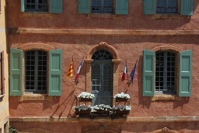 Luberon Market & Villages Day Trip from Aix-en-Provence - Roussillon brings color and a little more time