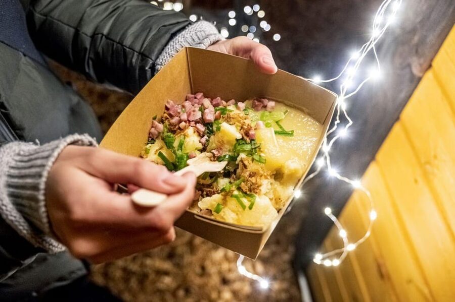 Luxembourg: Christmas Market Food Tour with Tastings - The outdoor winter setting