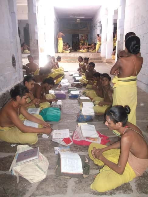 Madurai: City Highlights Temple and Market Tour - Thirumalai Nayakkar Mahal and the restoration warning