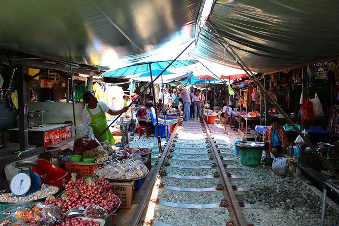 Maeklong & Damnoen Saduak Markets: Railway & Floating Market Tour - Should you book the Maeklong and Damnoen Saduak tour?