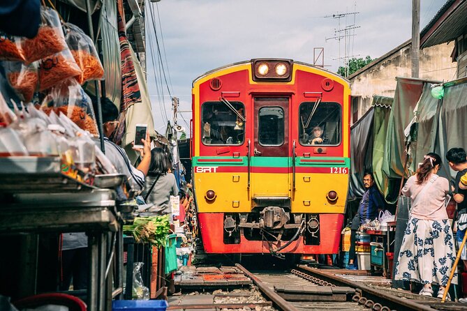 Maeklong Railway & Damnoen Saduak Floating Market Tour – Full Day - Reaching Damnoen Saduak by longtail boat