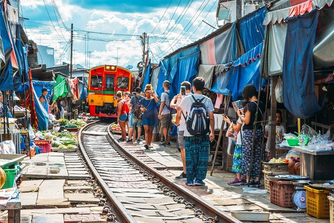 Maeklong Railway & Floating Market Tour (Private & All-Inclusive) - Wat Samphran and the 17-story pink dragon