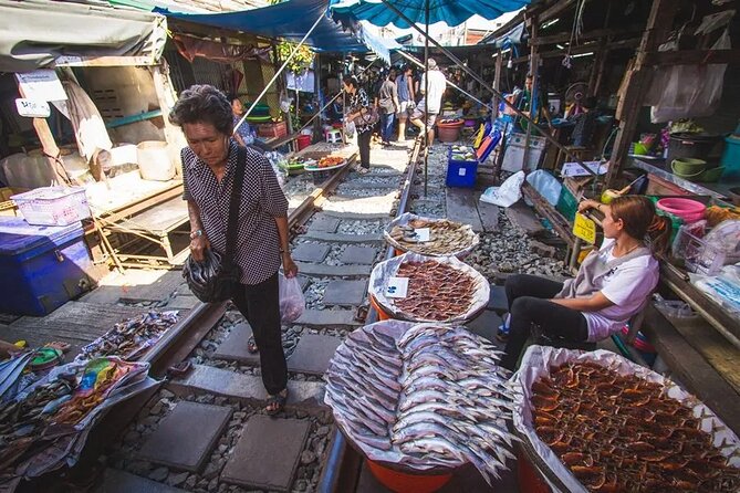 Maeklong Railway Market and Damnoen Saduak Floating Market Tour From Bangkok - Heat, crowds, and what to pack