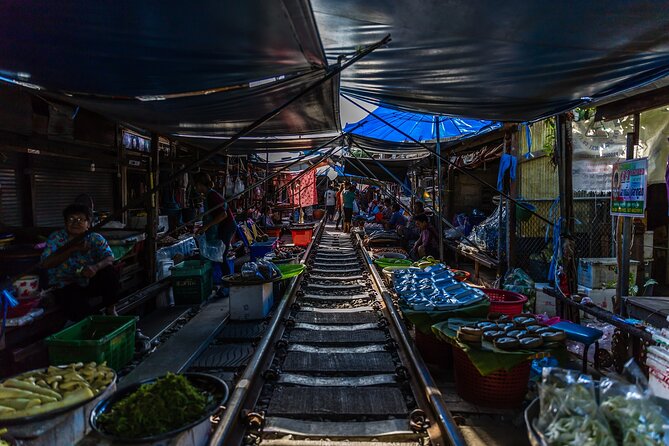 Maeklong Railway, Sugar Palm Factory & Floating Market - Who will enjoy this day most?
