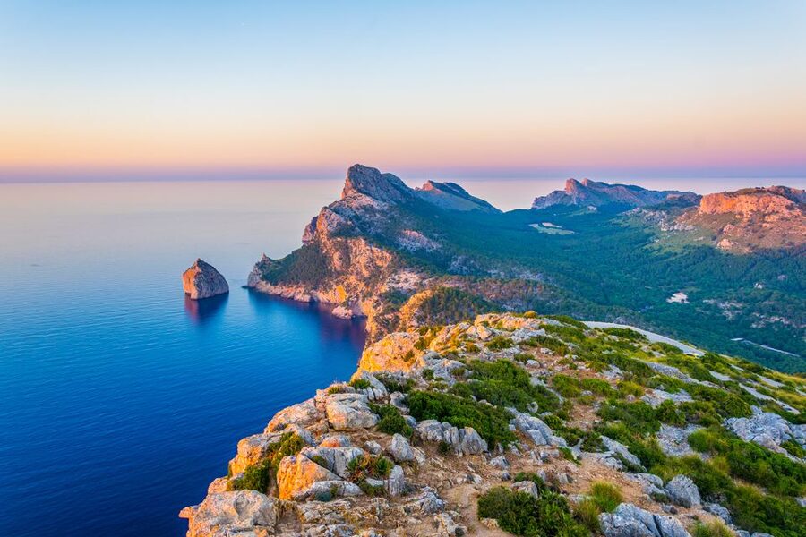 Mallorca: Alcudia Old Town, Market, and Formentor Beach - Bus Comfort and Seasonal Changes