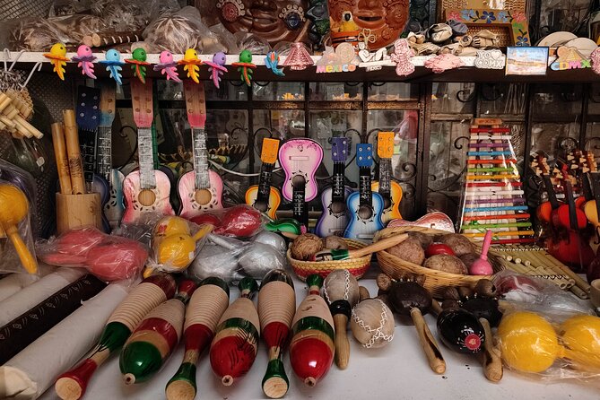 Markets private tour: La Ciudadela, Sonora, San Juan & Lagunilla - Lagunilla on Sunday: shopping with music and a drink