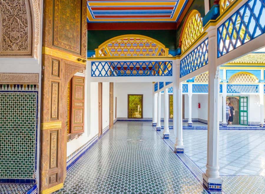 Marrakech: Saadian Tombs, Bahia Palace, Medina and Souk Tour - What the guides add to the experience