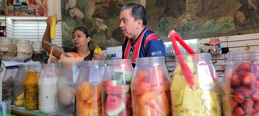Mexico City: Vegan & Veggie Market Tour with Cooking Lesson - Riding the metro to Jamaica Market