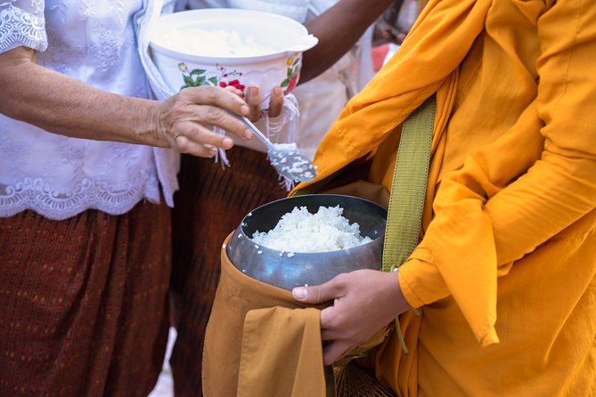 Morning Buddhist Almsgiving, Grand Palace and Flower Market Tour in Bangkok - The waiting problem between 7 am and the palace