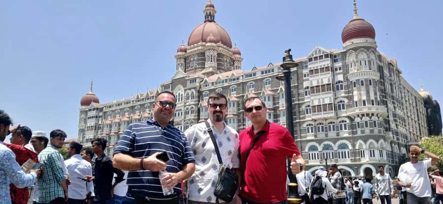 Mumbai: 2 Hours Markets And Temple Tour - Feeding cows at the shelter