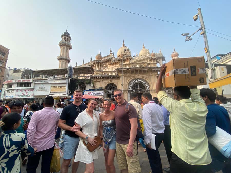 Mumbai: 2 Hours Markets And Temple Tour - Chai, transport, and the two-hour pace