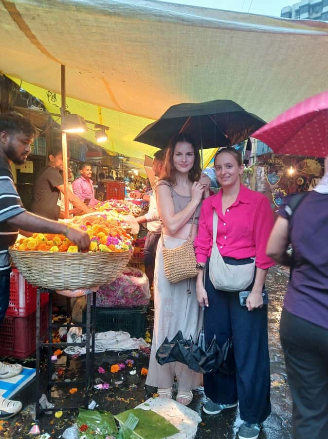 Mumbai:Dhobi Ghat Laundry,Dharavi Slum & Flower market Tour - Starting at Churchgate Station